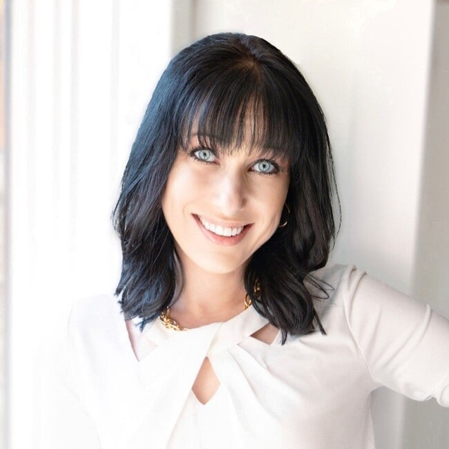 Lisa Thompson Real Estate Agent in ,