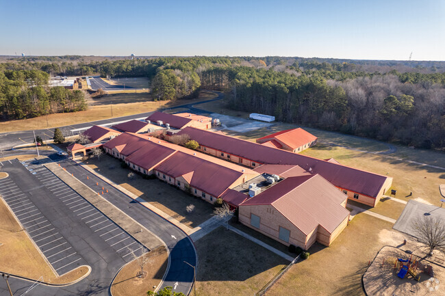 Spring Hill Elementary School is located at 100 Bradford Square, Fayetteville, GA 30215.