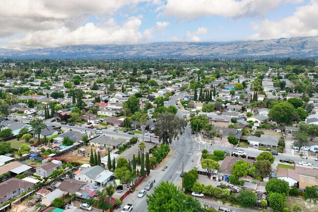 Hillsdale is a humble piece of South San Jose’s sprawling suburban landscape.