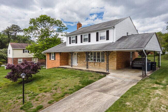 Some colonial homes in Kettering have carports and porches.