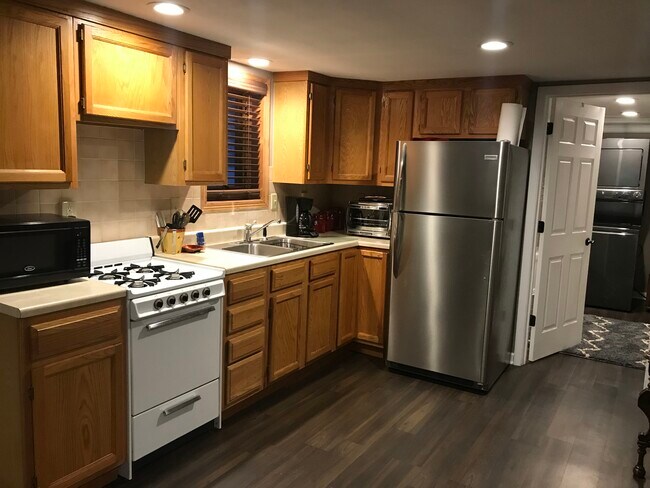 1115 N Utah Ave unit lower lvl Studio Apa, Davenport, IA 52804 - photo 3