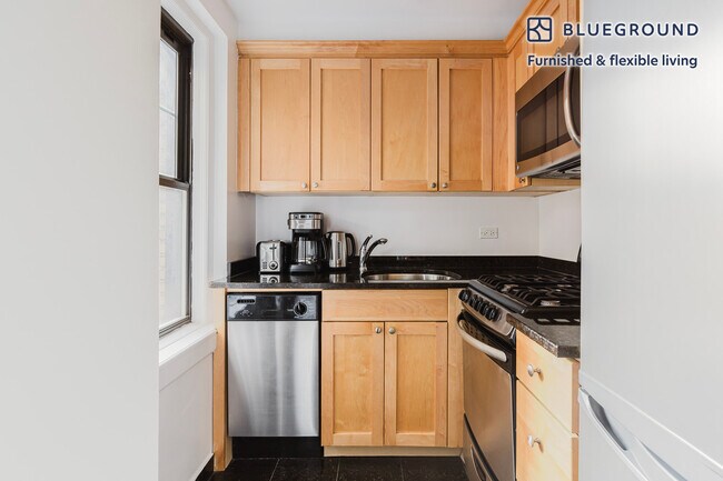 95 Christopher St unit FL3-ID1680, New York, NY 10014 - photo 6