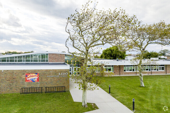 Lido Elementary School in Lido Beach has 523 students in grades PK, K-5 with a ratio of 15 to 1.