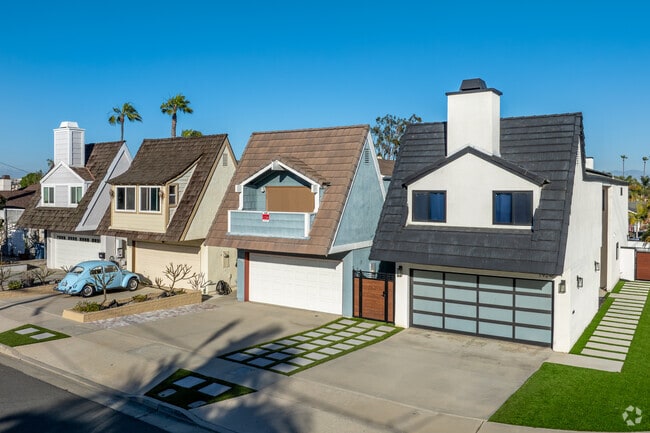 The Garfield neighborhood in Huntington Beach features a mix of coastal contemporary, traditional ranch, and modern townhomes, catering to various tastes.