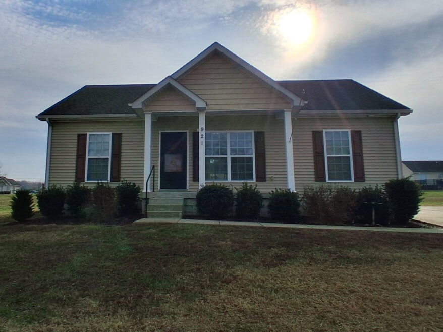 921 W Madison St, Franklin, KY 42134 - photo 1