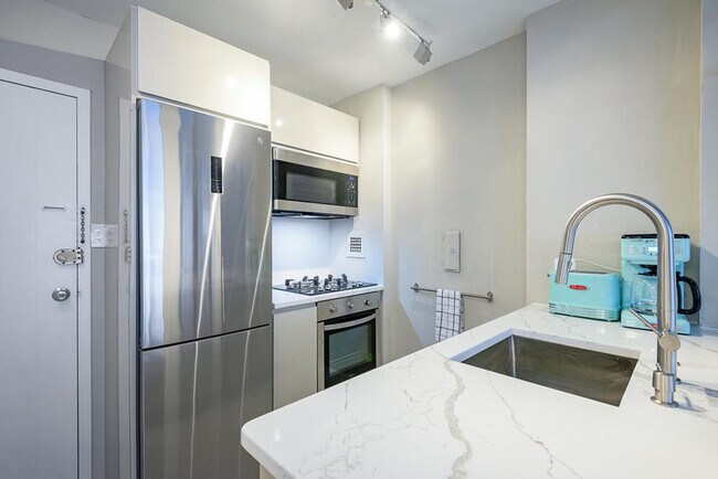 Jefferson House unit ID385P, Washington, DC 20037 - photo 5