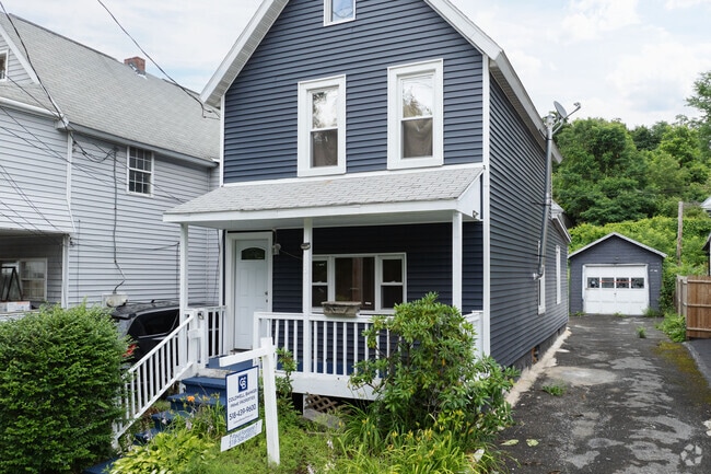 A newer for sale colonial home in Mont Pleasant.