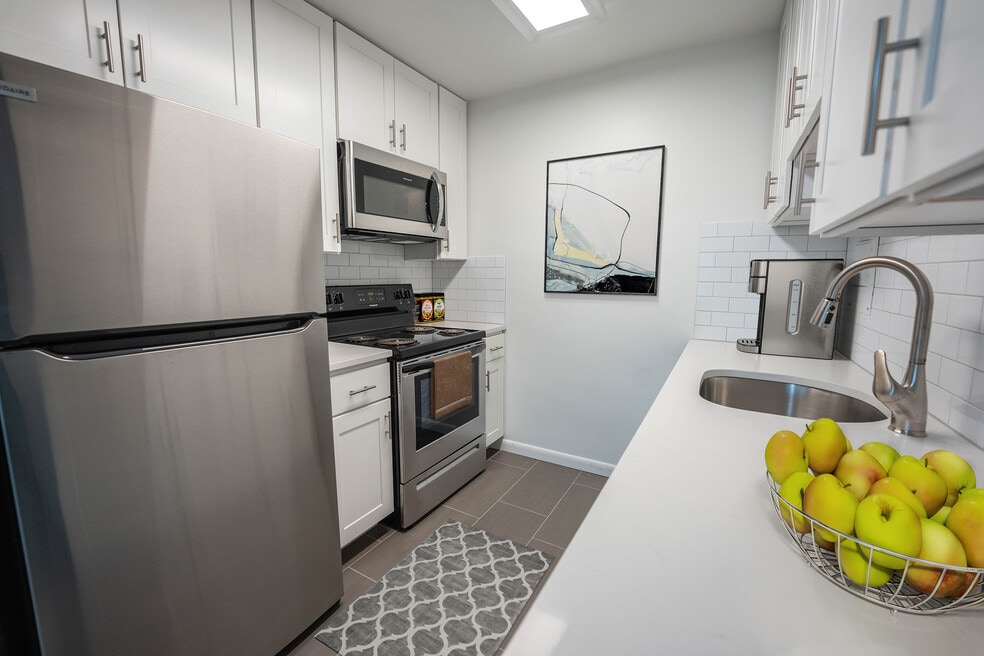 Rosemont Plaza, Bryn Mawr, PA 19010 - photo 1