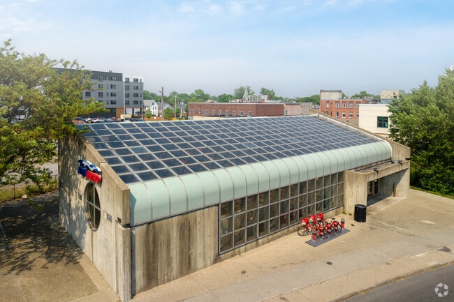 Elmwood Bryant also has a subway station that brings locals to downtown in a few minutes.