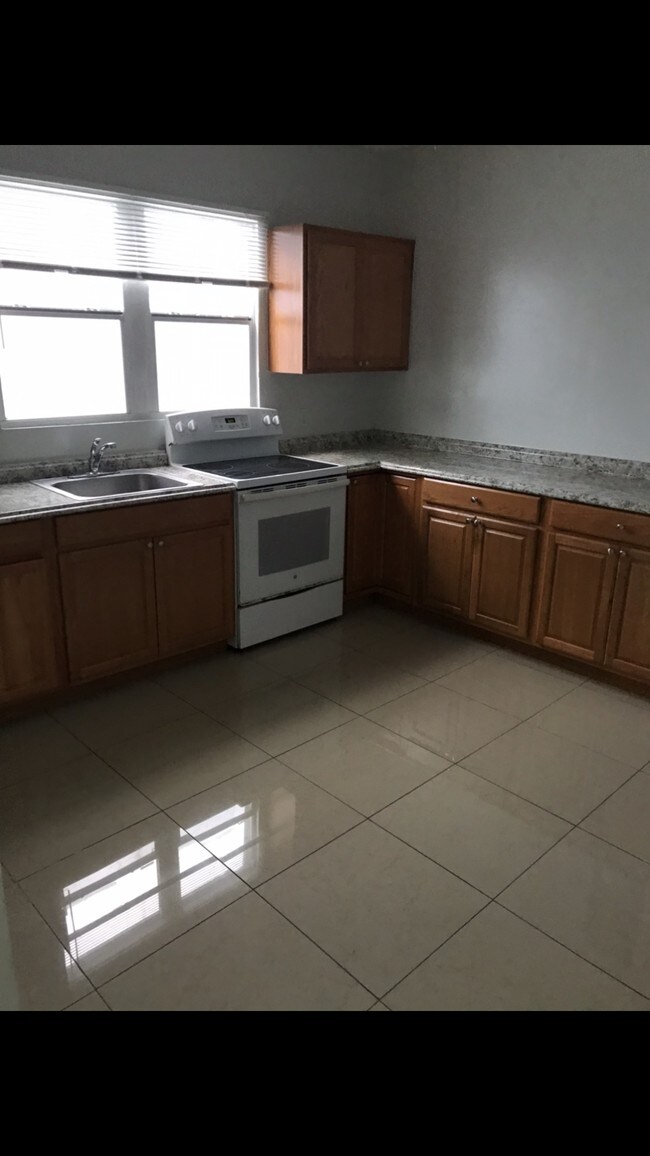 1021 SW 5th St unit 3, Miami, FL 33130 - photo 5