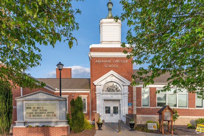 Abraham Lincoln Elementary receives an A-minus grade from Niche.