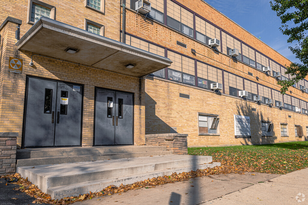 Carmen Middle School of Science and Technology provides education in 
Lincoln Village.