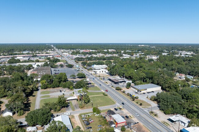 Along Highway 82 you'll find shopping and dining near Dixieland.