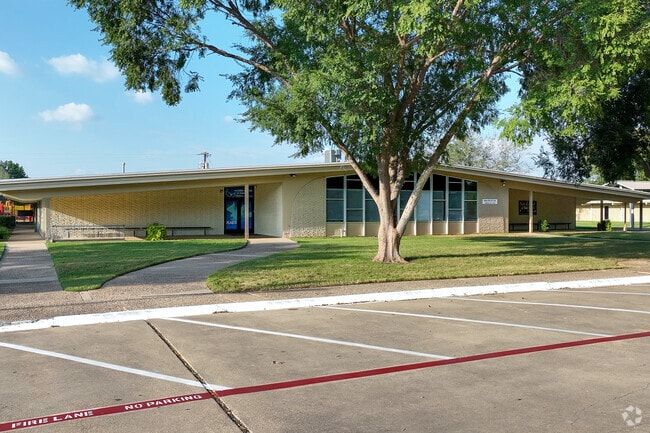 Niche gives Keene Adventist Elementary School a 14:1 student to teacher ratio.