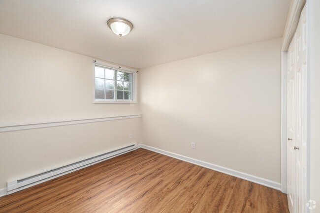 2BR, 1BA - 900SF - Primary Bedroom