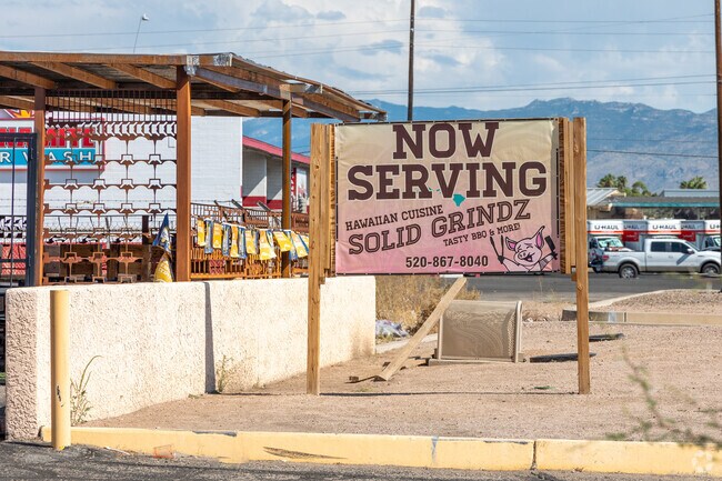 Solid Grindz Hawaiian BBQ offers island-themed dining options near Lakeside Park.