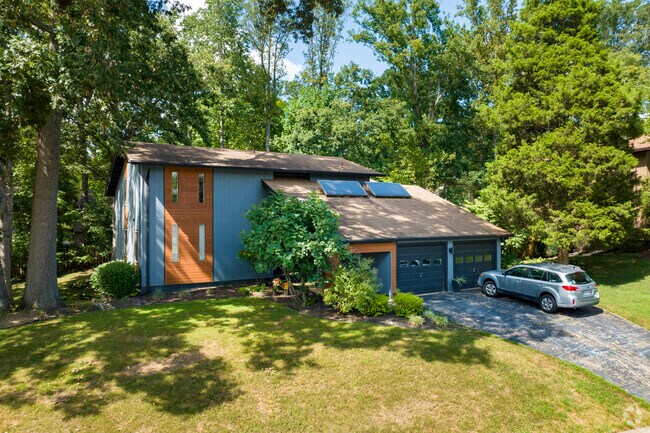 Homes with multi car garages are found in Fairfax Station.