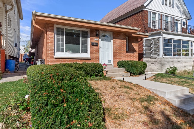 3668 E Carpenter Ave, Cudahy, WI 53110 - photo 4