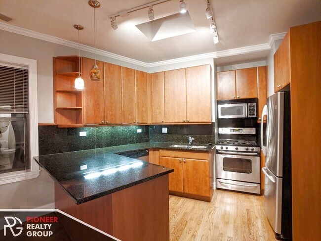 624 W Roscoe St unit 2, Chicago, IL 60657 - photo 2