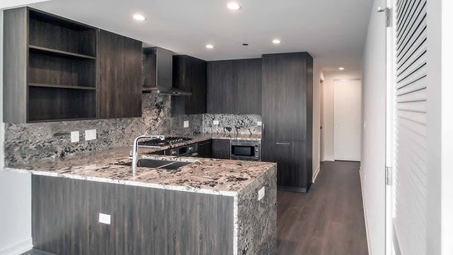 749 N Hudson Ave, Chicago, IL 60610 - photo 2