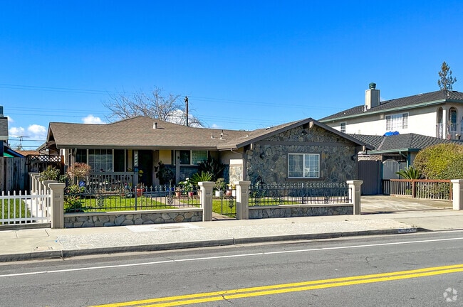 Find single-story homes with beautiful stone details and easily-maintainable yards in Overfelt.