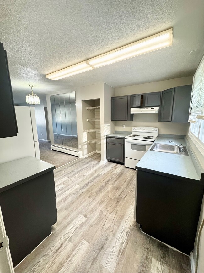 5 Bradford Dr, Greenfield, MA 01301