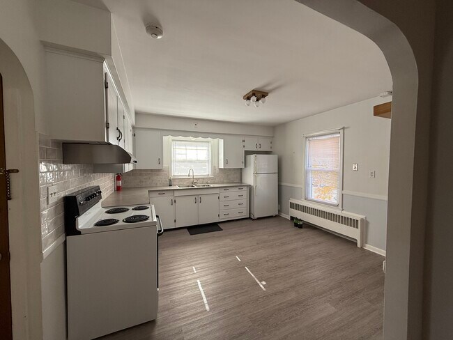 207 Front St unit 2nd HEAT INCLUDED, Lincoln, RI 02865 - photo 4