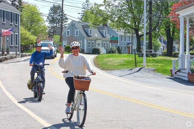 Bicycling is the ideal way to explore the scenic surroundings of New Castle Island.