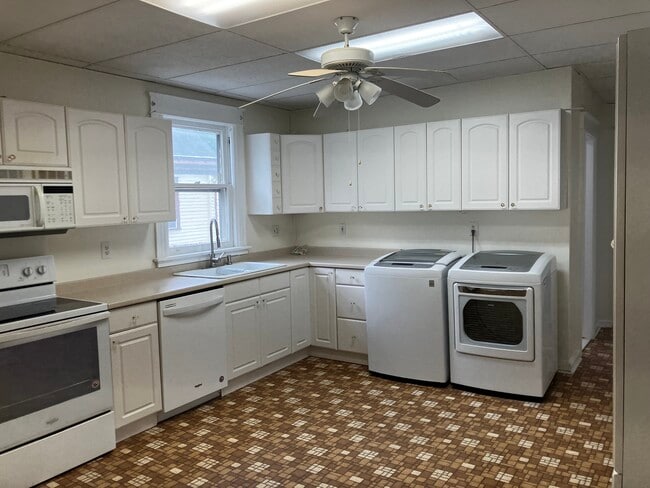 13 Grubb St unit second floor, Poughkeepsie, NY 12603 - photo 3