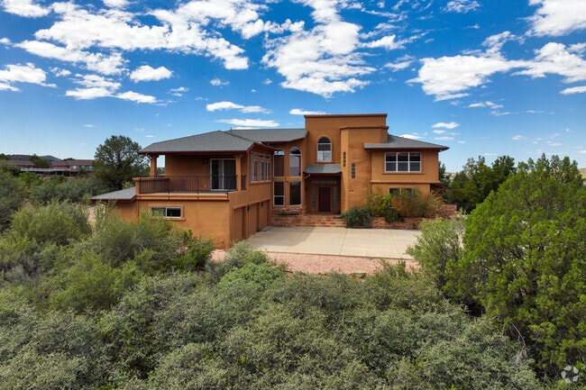 Large multi-story homes are common in Lynx Mountain View Estates.