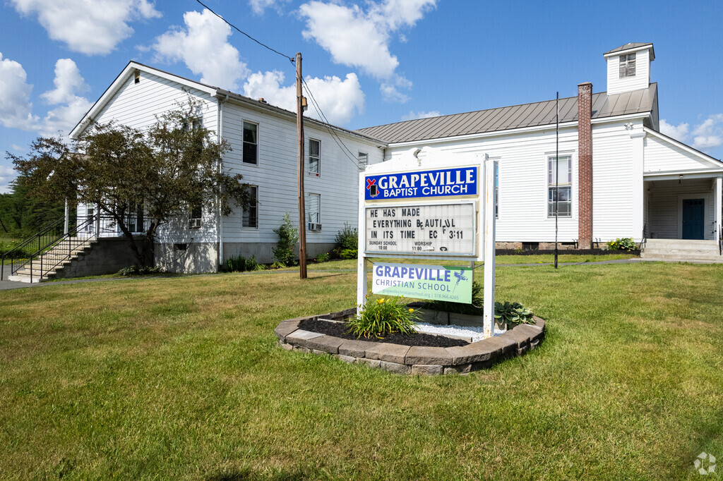 The Grapeville Christian School
is attached to the local church