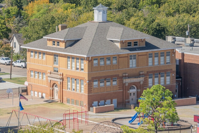 Lincoln Elementary School is a quality school located in Lawton area.