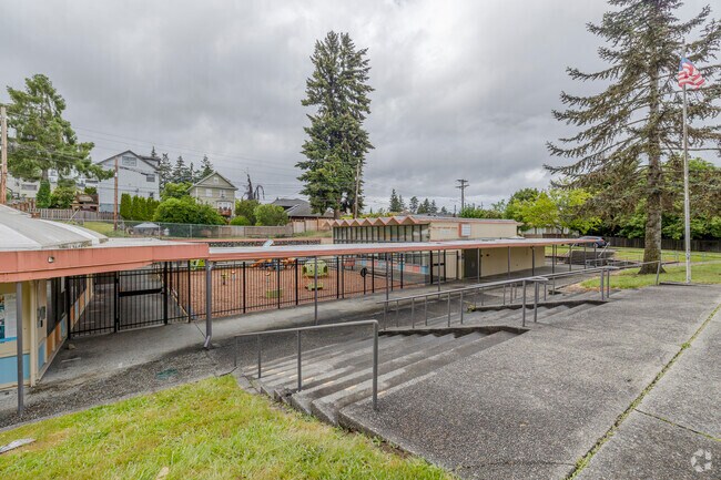 Hoyt Elementary is tucked away in a beautiful little neighborhood on the West End of Tacoma.
