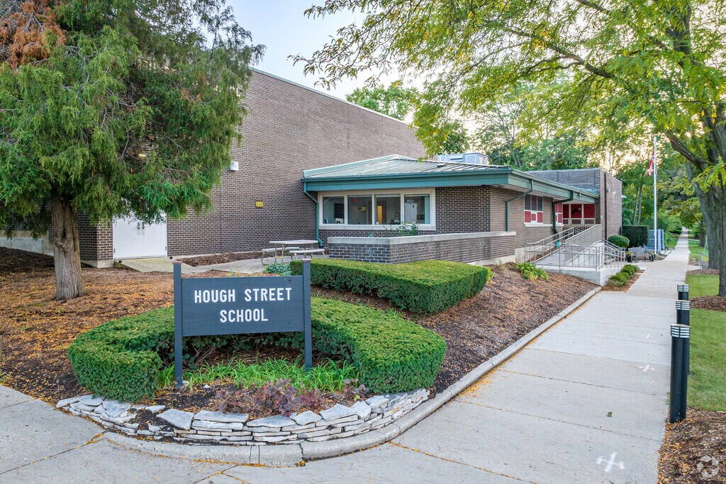 Hough Street Elementary School serves students in the South Barrington neighborhood.