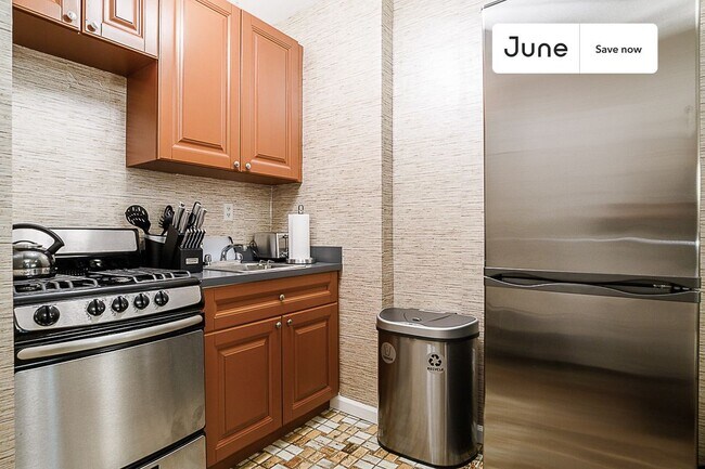 439 W 48th St unit A, New York, NY 10036 - photo 4