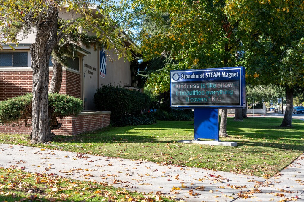 Stonehurst Avenue Elementary is located at 9851 Stonehurst Ave., Sun Valley, CA 91352.