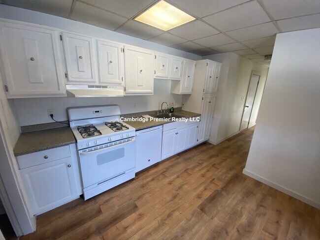 46 Almont St unit 3r, Medford, MA 02155 - photo 3