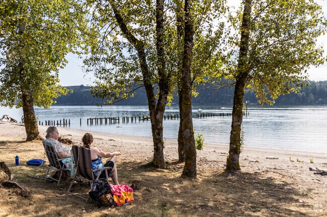 Willow Grove offers a opportunity to unwind by the Columbia River.