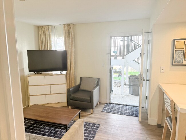 11689 Chester Rd unit Senior 1812, Cincinnati, OH 45246 - photo 4