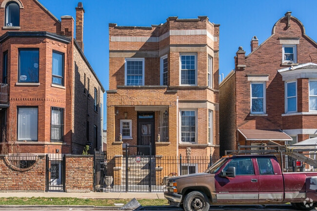 There is a large variety of brick homes in Little Village.