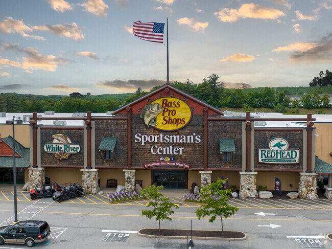 Bass Pro Shop is located in northwest Manchester