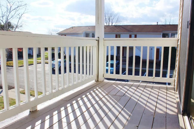 168 Fox Hill Ln unit Studio, Enfield, CT 06082 - photo 3