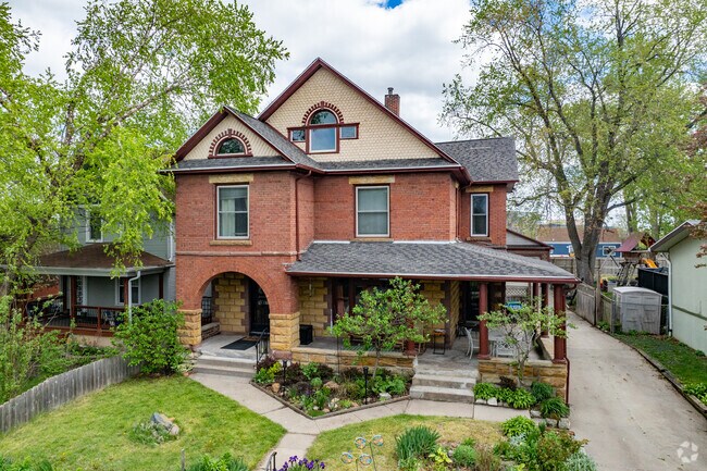 Older Foursquare and Victorian style homes are present throughout Cheatom Park.