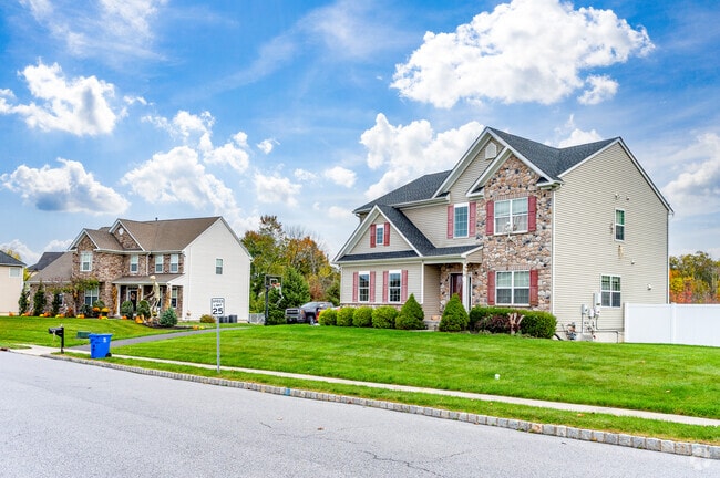 New Traditional homes are common in Florida neighborhoods.