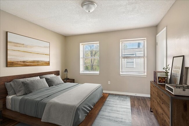 TOWNHOMES w/ W/D INCLUDED! Gated 2 Bed / 1.5 Bath Townhomes near Shelby Dr!, Memphis, TN 38116 - photo 4