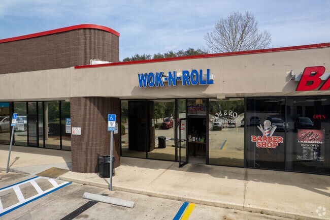 Hidden Hills residents have easy access to many dining options.