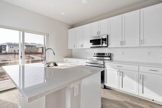 263 N Broadway Dr, Saratoga Springs, UT 84045 - photo 7