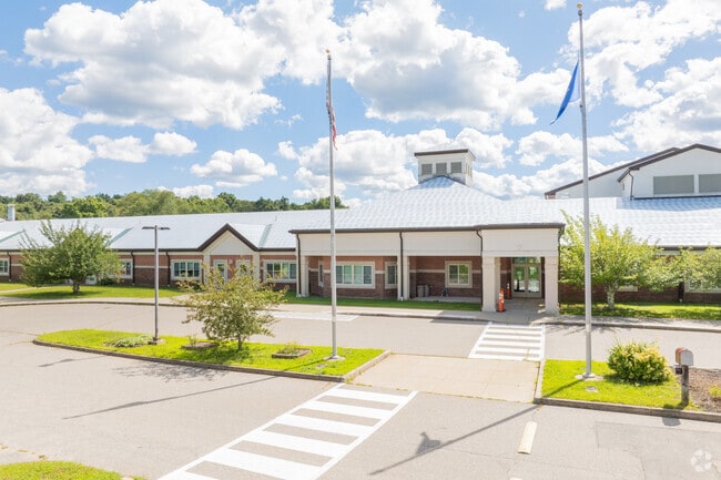 Gales Ferry School offers a respectable student-teacher ratio of 13:1.