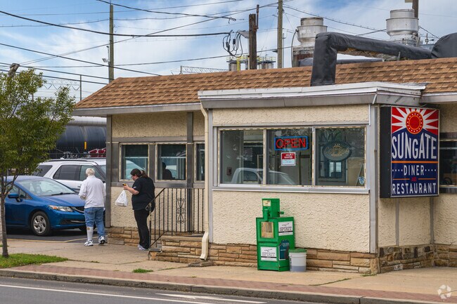 You can enjoy breakfast, lunch or dinner at Sungate Diner, minutes from Trainer.