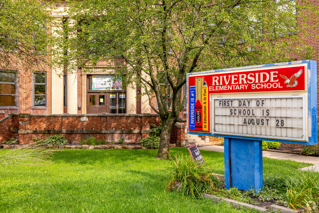 Riverside Elementary School is located a stone's throw away from Bethany for local children.